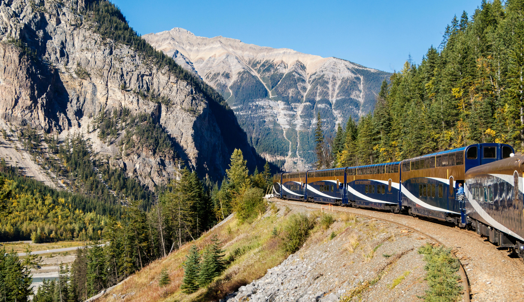 Train canada. Rocky Mountaineer (Канада). Canadian поезд. Rocky Mountaineer поезд.